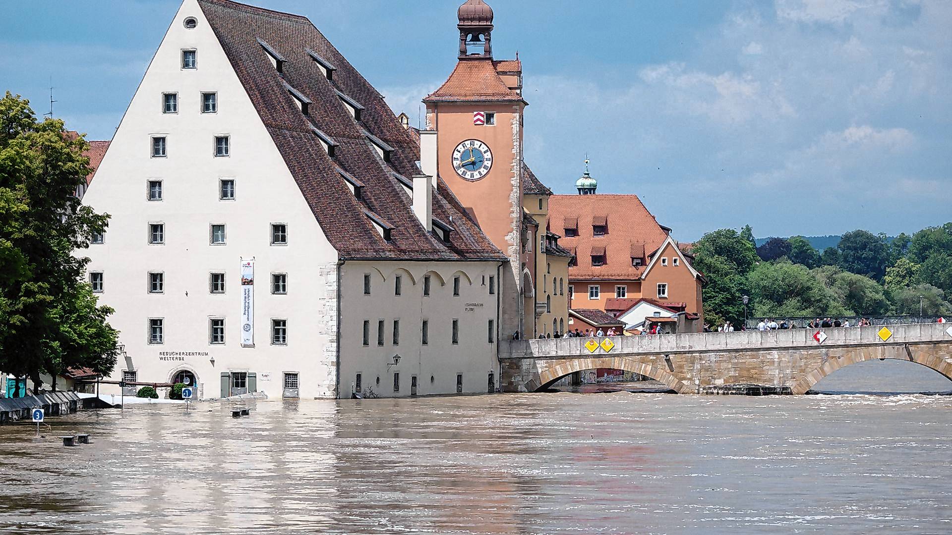 Hochwasser in Regensburg an der  Steinernen Brücke.