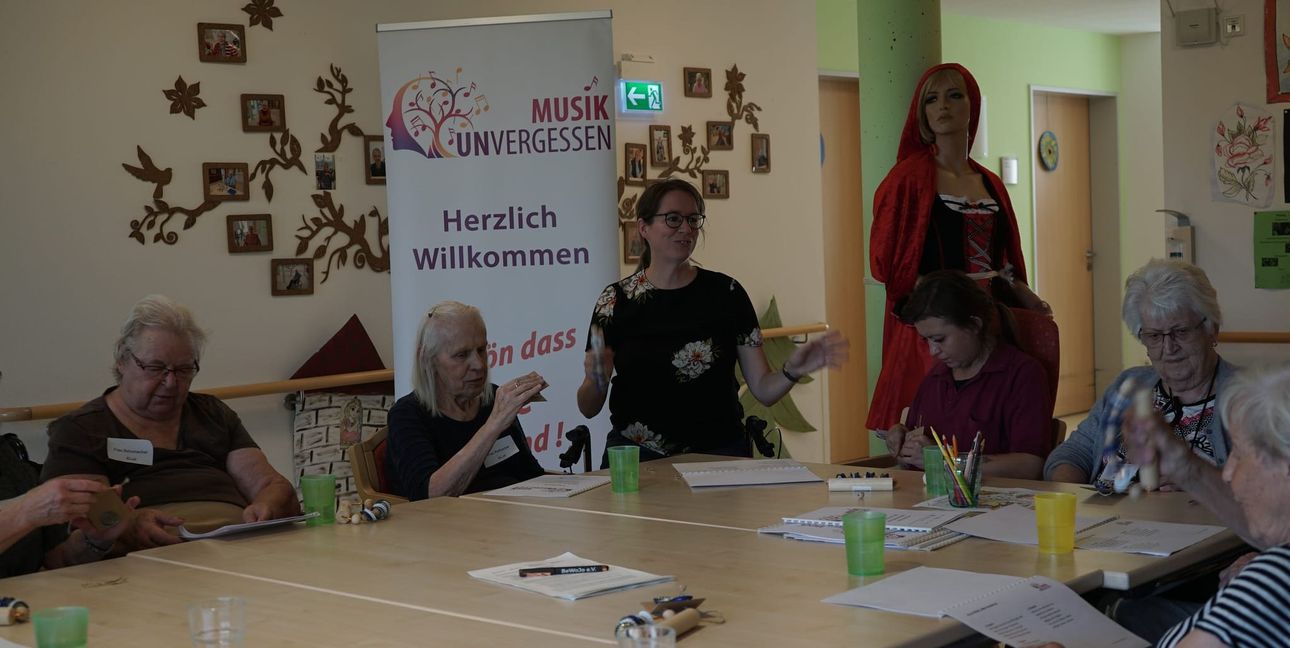 Miriam Tressel (Bildmitte) beim gemeinsamen Singen und Musizieren im Haus an der Schwippe.