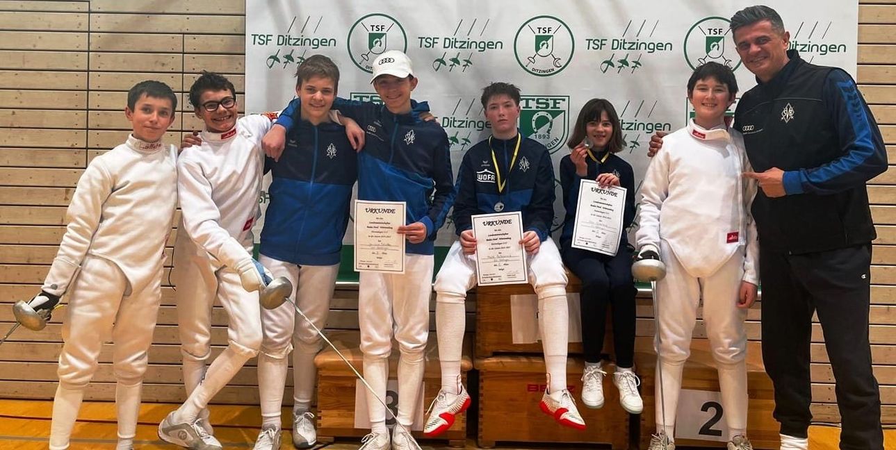 Erfolgreiche SVB-Fechterinnen und -Fechter mit ihrem Trainer Gavrila Spiridon.