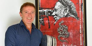 Mike Siegel und das japanische Plakat seiner Peckinpah-Doku.