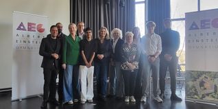 Vertreter von SPD, Linken, Grünen, CDU, FDP und AfD stellten sich den Fragen der Schülerschaft am AEG.	Bild: Fecht