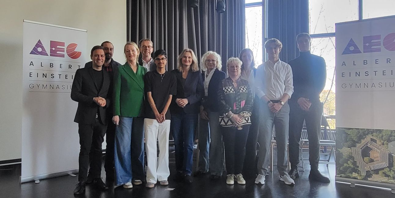 Vertreter von SPD, Linken, Grünen, CDU, FDP und AfD stellten sich den Fragen der Schülerschaft am AEG. Bild: Fecht