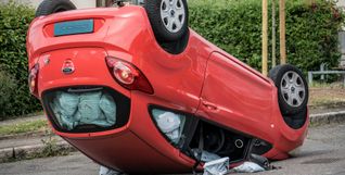 Nach dem Zusammenprall mit dem Transporter landete der rote Kleinwagen auf dem Dach.