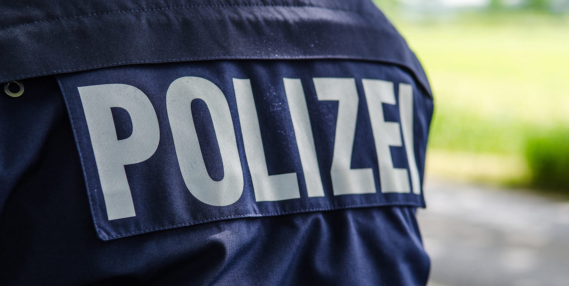 Bei dem Täter soll es sich um einen etwa 30 bis 35 Jahre alten Mann mit südländischem Erscheinungsbild gehandelt haben.