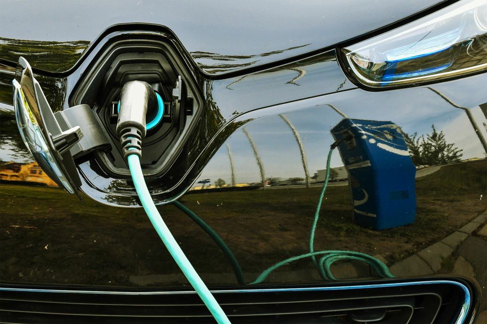 Einfach aufladen: Auch weil die Zahl der Ladesäulen stetig steigt, wird der Kauf eines E-Autos attraktiver.