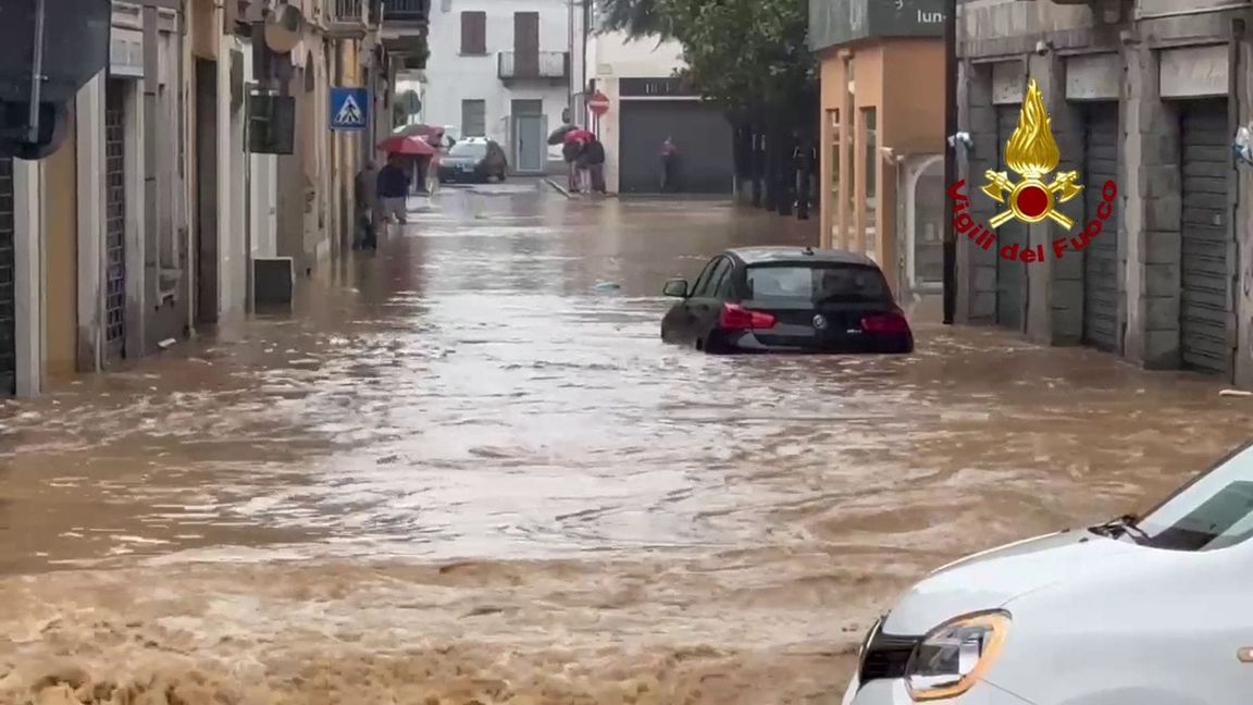 In der Stadt Cabiate zwischen Mailand und dem Comer See fließt das Wasser kniehoch durch die Straßen.