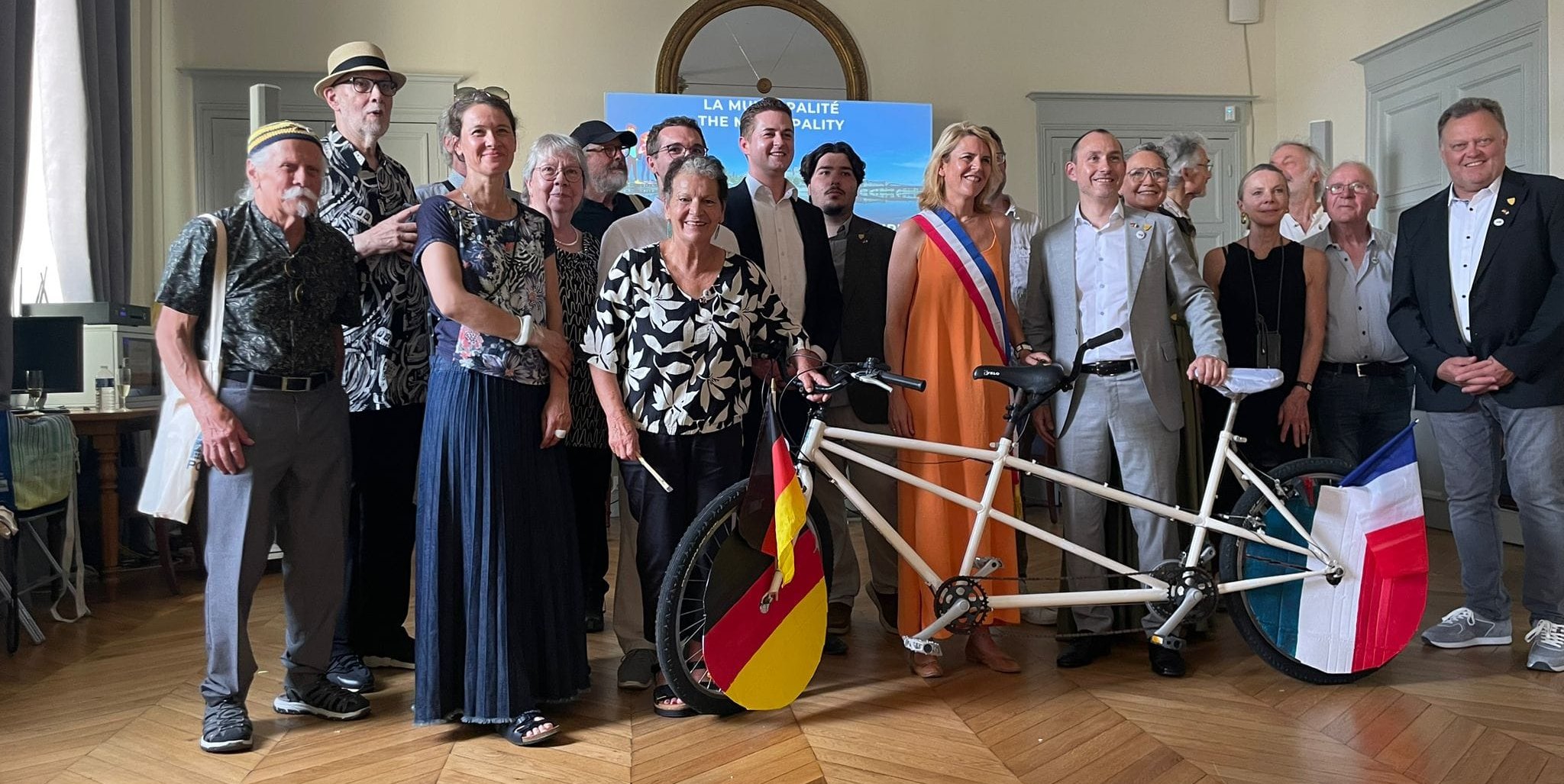 Die Gäste aus Böblingen mit Bürgermeisterin Stéphanie von Euw und weiteren französischen Gastgebenden beim Empfang im Pontoiser Rathaus.