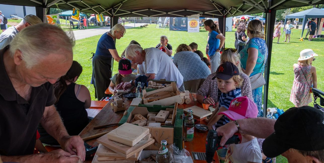 Beim Stand der Senioren- und Bastelwerkstatt konnten die Kinder eine Uhr basteln.