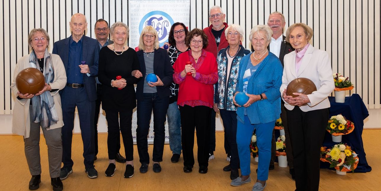 Die Jubilare des VfL Sindelfingen: Cäcilia Heilinger, Dieter Kächele, Ursula Kächele, Sabine Mundle, Christl Wieseler, Christine Brandeis, Maria Knapp, Ruth Daun  Hinten: Präsident Dr. Heinrich Reidelbach, Ulrike Herlitze, Kurt Petri, Vizepräsident Andreas Bonhage