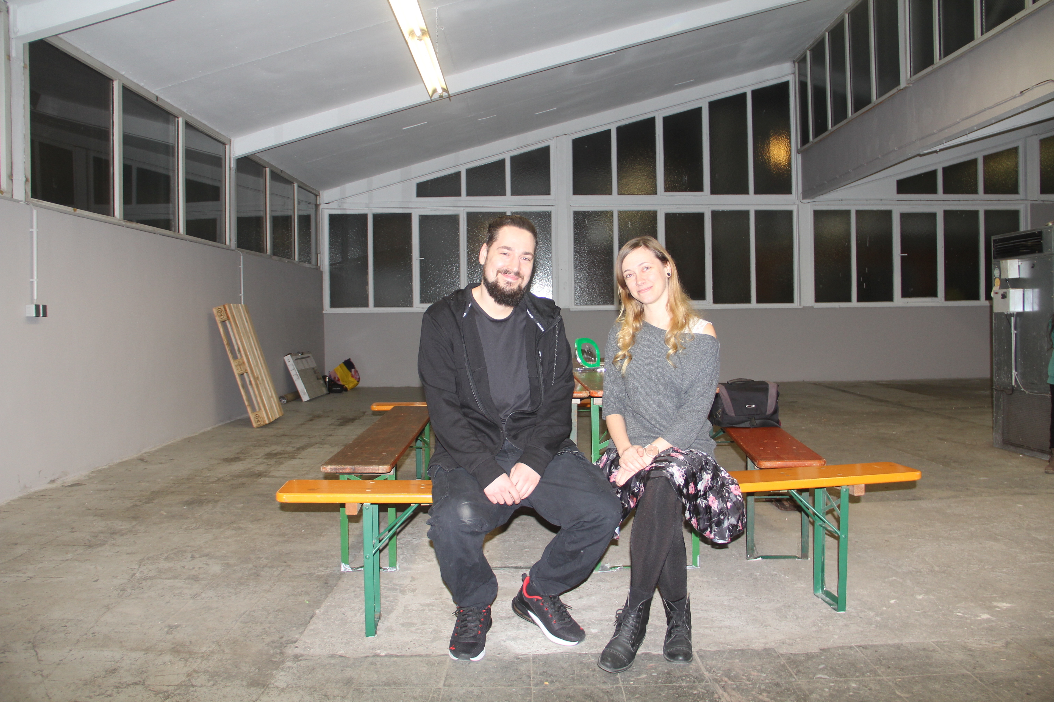 Stefan Wahl und Anja Wagner in der Schaffbar: Bald sorgen Handwerker für Leben in der Halle.