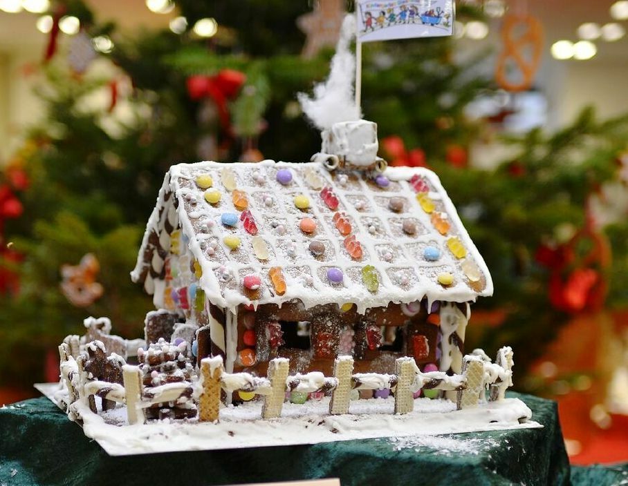 So sehen Siegerhäusle aus: Die Vorschulkinder des Waldenbucher Kindergartens Glashütte haben im Jahr 2016 den ersten Preis des Lebkuchenhaus-Wettbewerbs gewonnen.     Bild: z