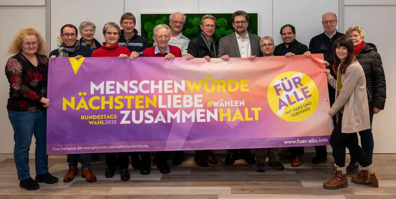 Die Vertreter der evangelischen und katholischen Kircher und weiterere Institutionen: Prof. Dr. Ute Reuter, Philipp Koch, Jutta Rau, Annegret Hiekisch, Peter Starting, Karlheinz Rau, Harald Sterzinger, Klaus Kempter, Markus Frasch, Petra Waschner, Fabian Maysenhölder, Anton Feil, Eva Sailer-Habel, Birgitta Hoyer-Hensel (von links). Bild: Nüßle