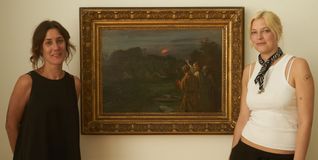 Hannah Eckstein (links) und Marisa Zeising mit Fritz von Uhdes Bild „Gang nach Emmaus“.
