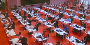 Im Sitzungsaal der Landessynode sitzen die Abgeordneten nach dem Alter - die Ältesten vorne.