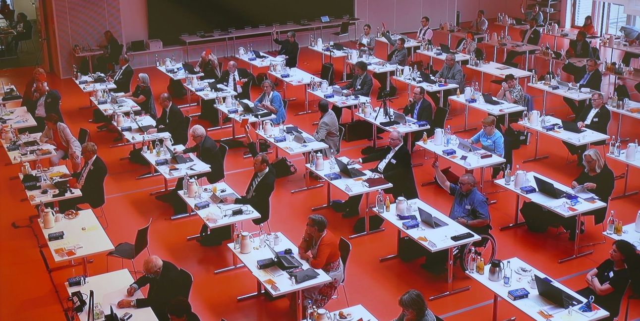 Im Sitzungsaal der Landessynode sitzen die Abgeordneten nach dem Alter - die Ältesten vorne.