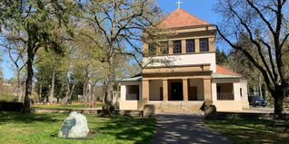 Vor der Aussegnungshalle könnte das Friedhofscafé seinen Platz haben.