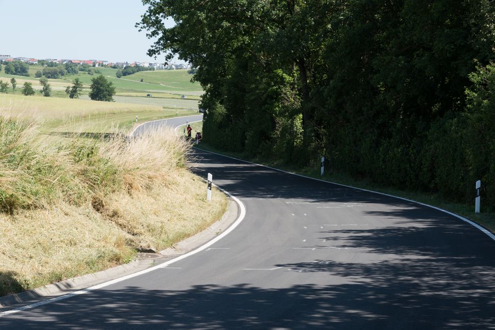 Das Gras am Straßenrand (links) an der Gefahrenstelle ist inzwischen gemäht: Zweimal hat es an der Ortsausfahrt Mauren in den vergangenen Wochen heftig gekracht. Anwohner befürchten weitere Unfälle. Bild: Annette Nüssle