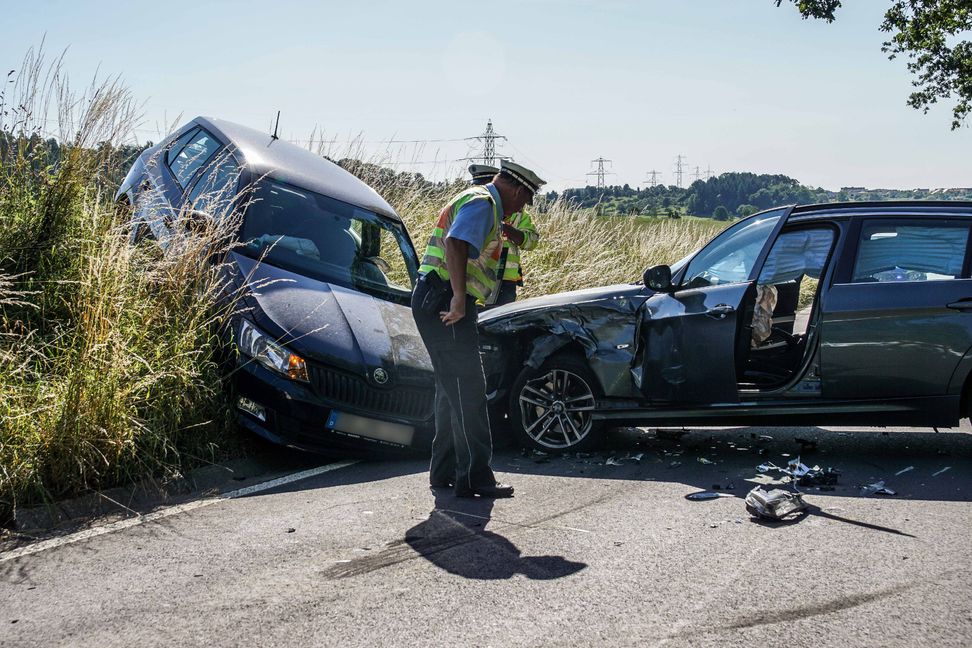 Eine schwer Verletzte Person und zwei kaputte Autos sind das Ergebnis eines missgluecktem Ueberholmanoever. Wie die Polizei mitteilt, war der BMW unterwegs von Holzgerlingen in Richtung Mauren als an einer unuebersichtlichen Stellen ueberholen wollte. Ihm entgegen kam der Skoda. Durch die Wucht des Zusammenstoss wurde der Skoda in eine Wiese geschleudert. Die Fahrerin des Skoda wurde schwer verletzt, der Fahrer des BMW blieb unverletzt. Die Strasse war fuer die Dauer der Unfallaufnahme und die Bergung der Fahrzeuge laengere Zeit gesperrt.