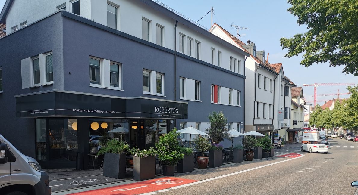 Roberto's: Außengastronomie und verlegter Radweg  statt breiter Fahrbahn. Bild: Hamann