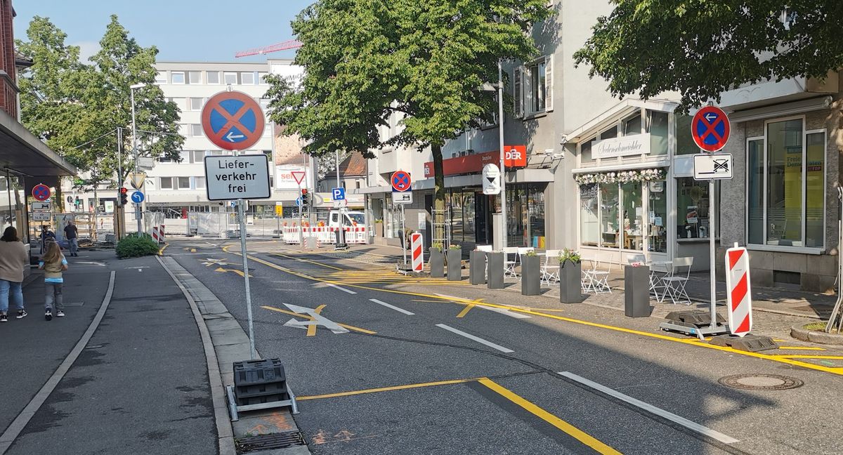 Vor der Patisserie Seelenschmeichler wurden drei Parkplätze in einen Bereich für Außengastronomie umgewandelt. Bild: Hamann