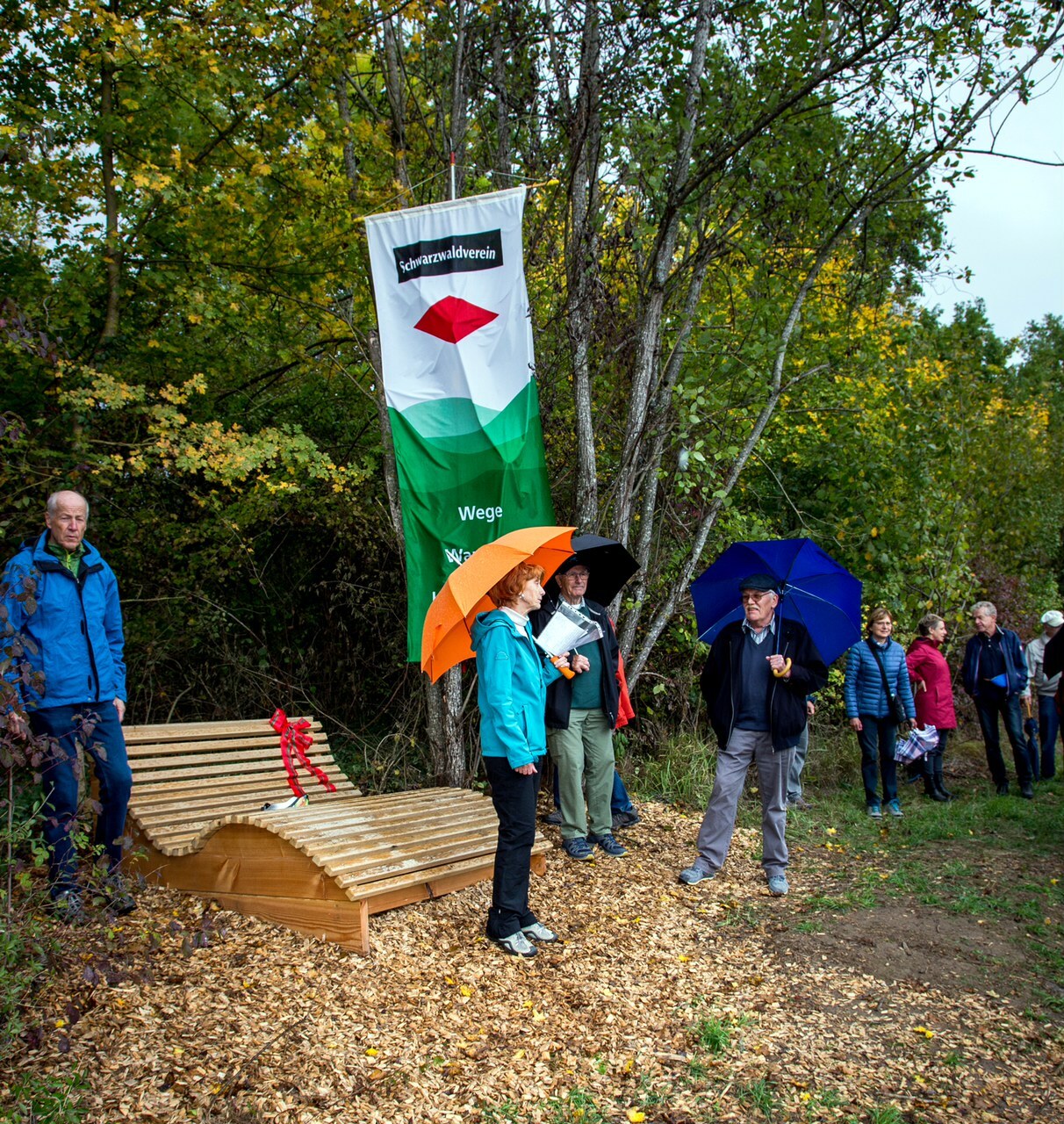 Heidemarie Ducke übergibt die Bank offiziell  an den Ortsteil Darmsheim und hofft, dass viele Wanderer und Spaziergänger im Sinne der Naherholung die Bank nutzen werden.    Bild: Jochen Kaufmann