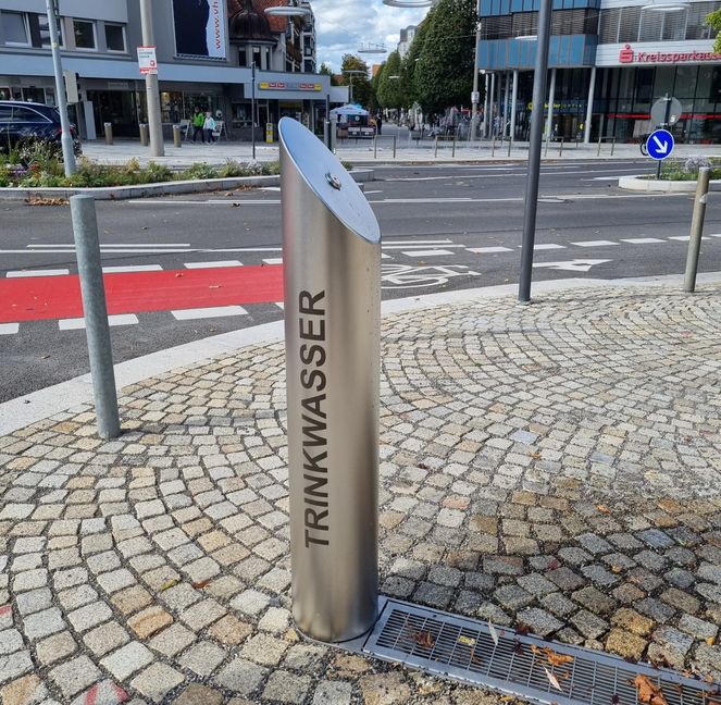 Der Böblinger Jugendgemeinderat und Seniorenbeirat haben sich stark gemacht für einen Trinkbrunnen in der Innenstadt. Seit 2021 darf er am Elbenplatz seinen erfrischenden Dienst erfüllen