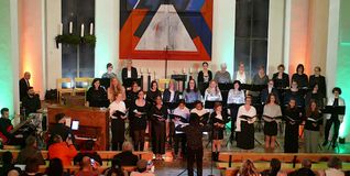 Zu Beginn sangen beide Chöre gemeinsam unter der Leitung von Ulrike Dehnen. Links hinten Pfarrer Thomas Baumgärtner, die die Zwischentexte sprach und vorn die Band.