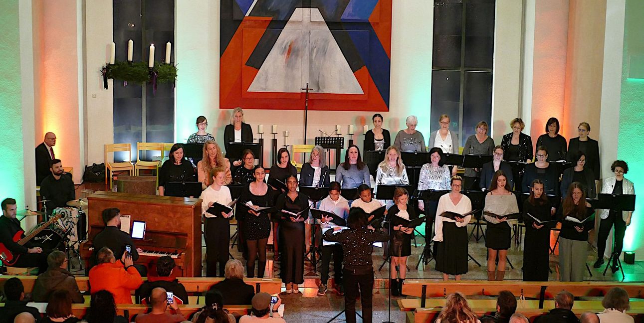 Zu Beginn sangen beide Chöre gemeinsam unter der Leitung von Ulrike Dehnen. Links hinten Pfarrer Thomas Baumgärtner, die die Zwischentexte sprach und vorn die Band.