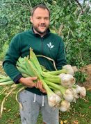 Hobby-Landwirt Bastian Schröder aus Aidlingen hat sich auf Elefantenknoblauch-Anbau spezialisiert.