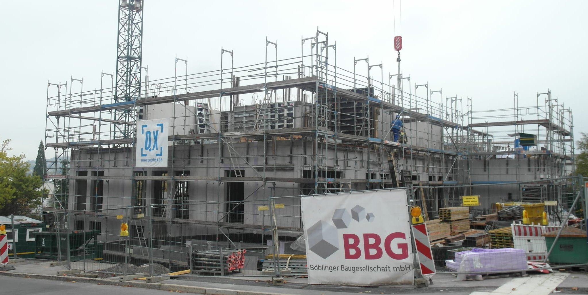 In der Eugen-Bolz-Straße entsteht derzeit ein Ärztehaus mit Gemeinschaftspraxis, 32 öffentlich geförderten Wohnungen und 53 sogenannten Mikroapartments.