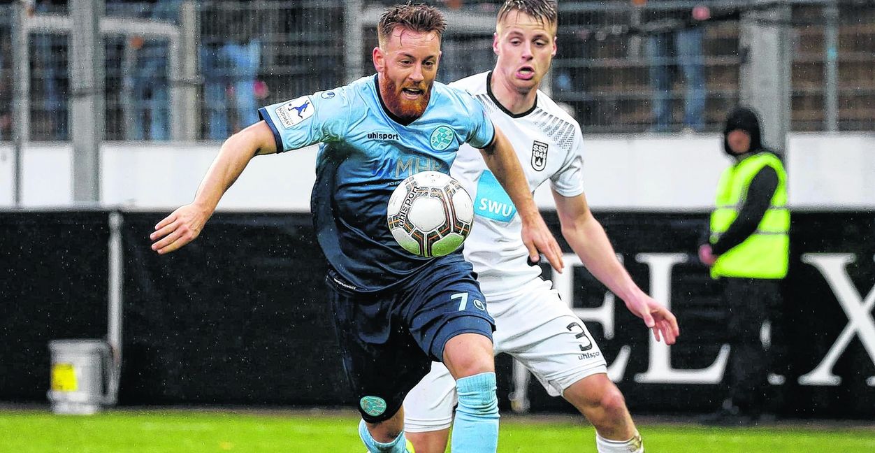 Will die Stuttgarter Kickers zurück in die Fußball-Regionalliga Südwest führen: Michael Klauß (links). Der 31-jährige Maichinger hat seinen Vertrag bei dem Traditionsverein um ein Jahr verlängert. Bild: Baumann