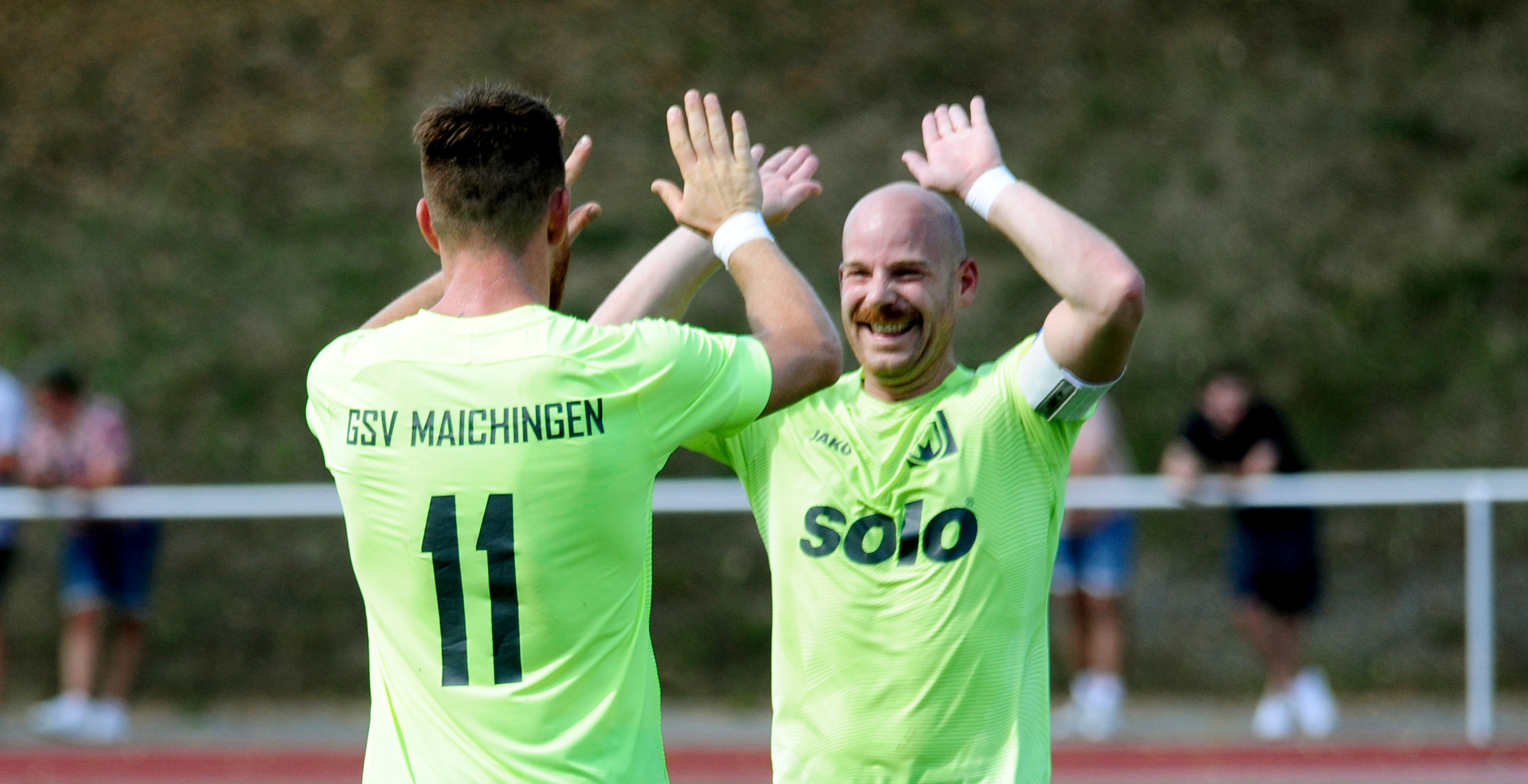 Michael Klauß (links) und Dirk Prediger klatschen ab: Der GSV Maichingen marschiert Richtung Verbandsliga und setzt auch in Ofterdingen glasklare Signale.         Bild: Photostampe/A