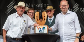 Walter Arnold (links), freut sich über ein besonderes Geschenk.