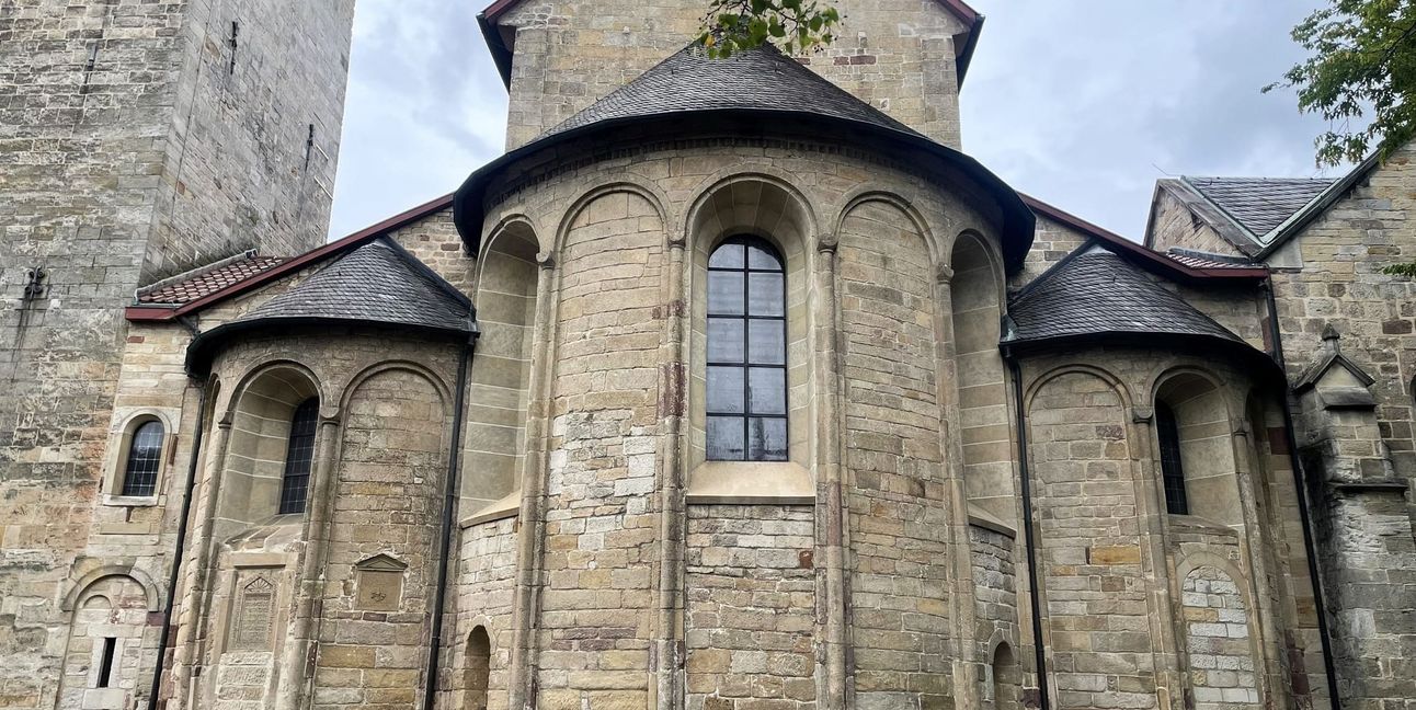 Die Martinskirche von Osten, seit knapp hundert Jahren vom Putz befreit.