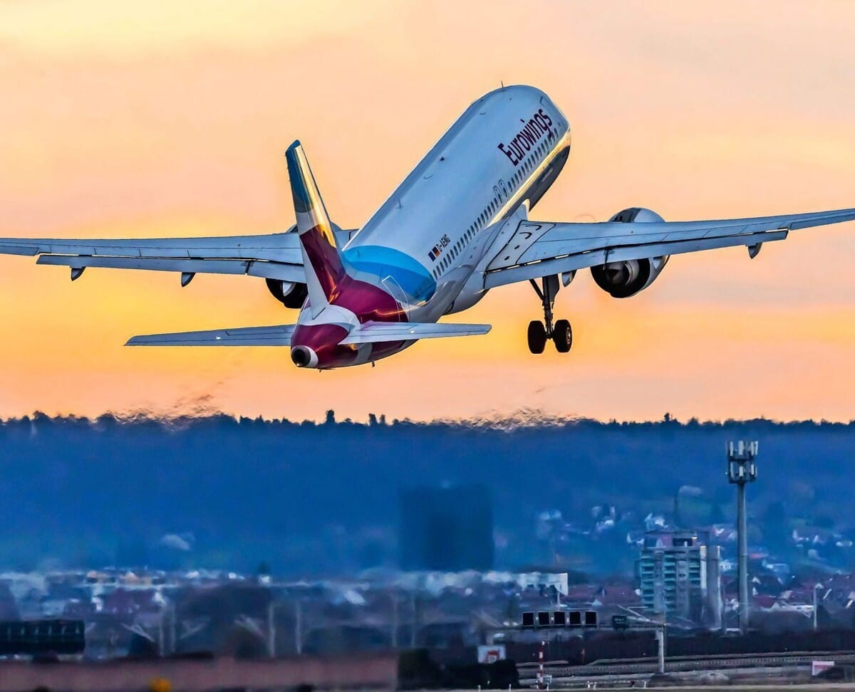 Flugzeug beim Start. Reisende, die in den nächsten Tagen in Richtung Ferien am Flughafen Stuttgart abfliegen, sollten mehr Zeit einplanen, sie werden nicht allein sein.