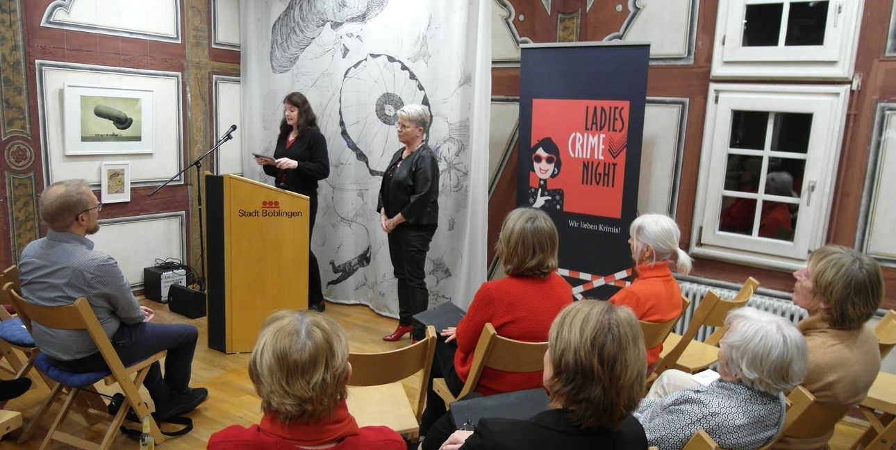 Mareike Fröhlich und Petra Naundorf  (von links) bei der Krimi-Lesung im Fleischermuseum am Böblinger Marktplatz.