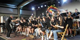 Die AEG Big Band unter der Leitung von Janni Stephan bei der Eröffnung vom Böblinger Sommer am See.