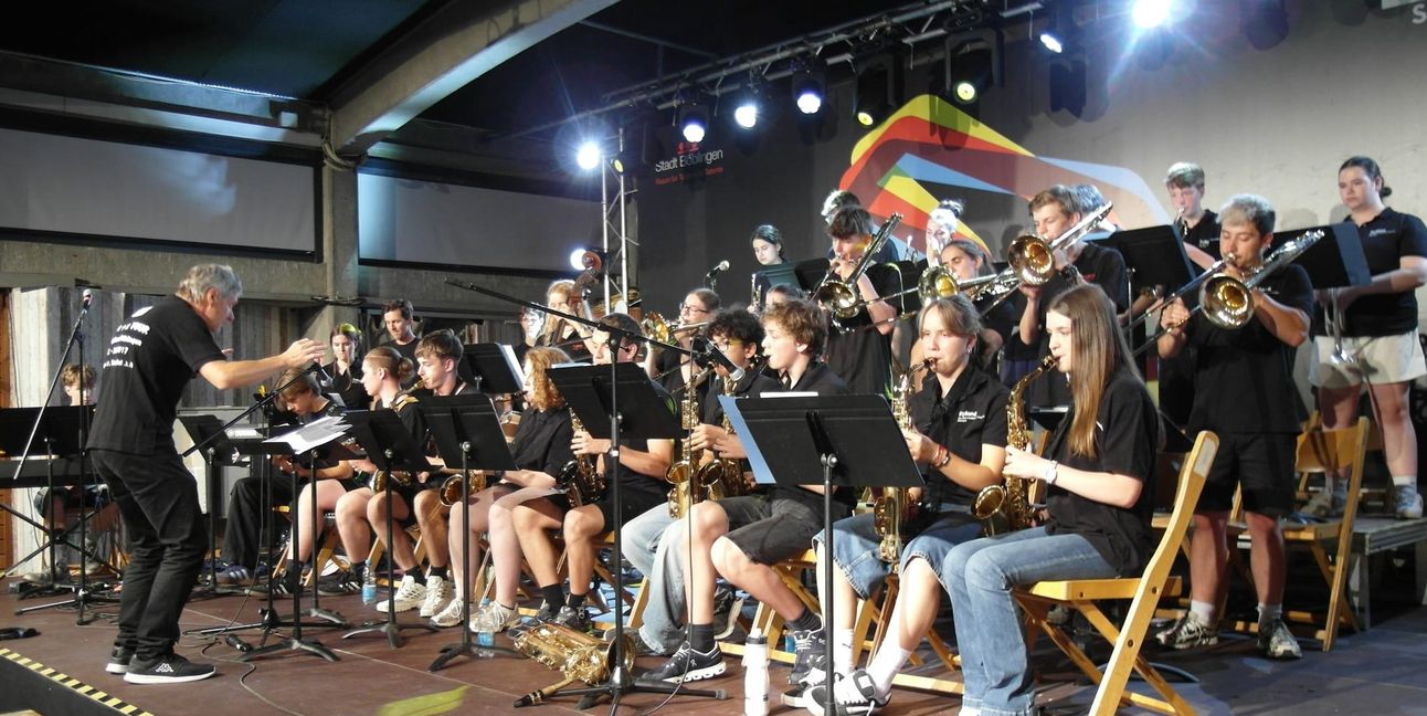 Die AEG Big Band unter der Leitung von Janni Stephan bei der Eröffnung vom Böblinger Sommer am See.