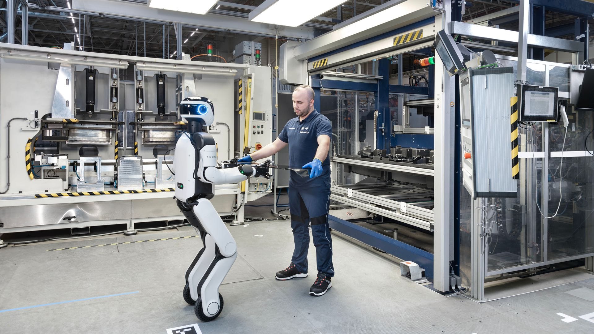 In Leipzig setzt BMW testweise humanoide Roboter in der Produktion ein. (Handout)