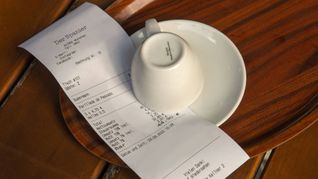 CDU, CSU und SPD kündigen an, dass die Mehrwertsteuer für Speisen in der Gastronomie vom 1. Januar 2026 an dauerhaft auf 7 Prozent reduziert werden soll.