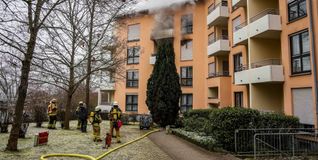 Beim Eintreffen der Feuerwehr drang schon dichter Rauch aus der Wohnung.  Auch der Rolladen eine Etage tiefer wr schon schwarz durch das Feuer. Bild: SDMG/Dettenmeyer