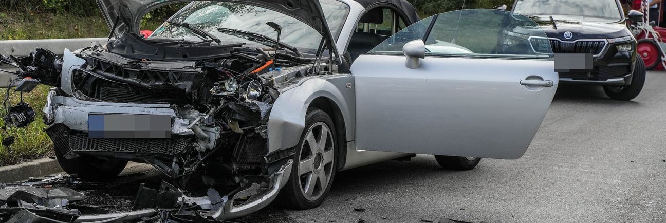 Den Rettungskräften bot sich ein Trümmerfeld beim Eintreffen an der Unfallstelle auf der Bundesstraße B295. Bild: SDMG/Dettenmeyer