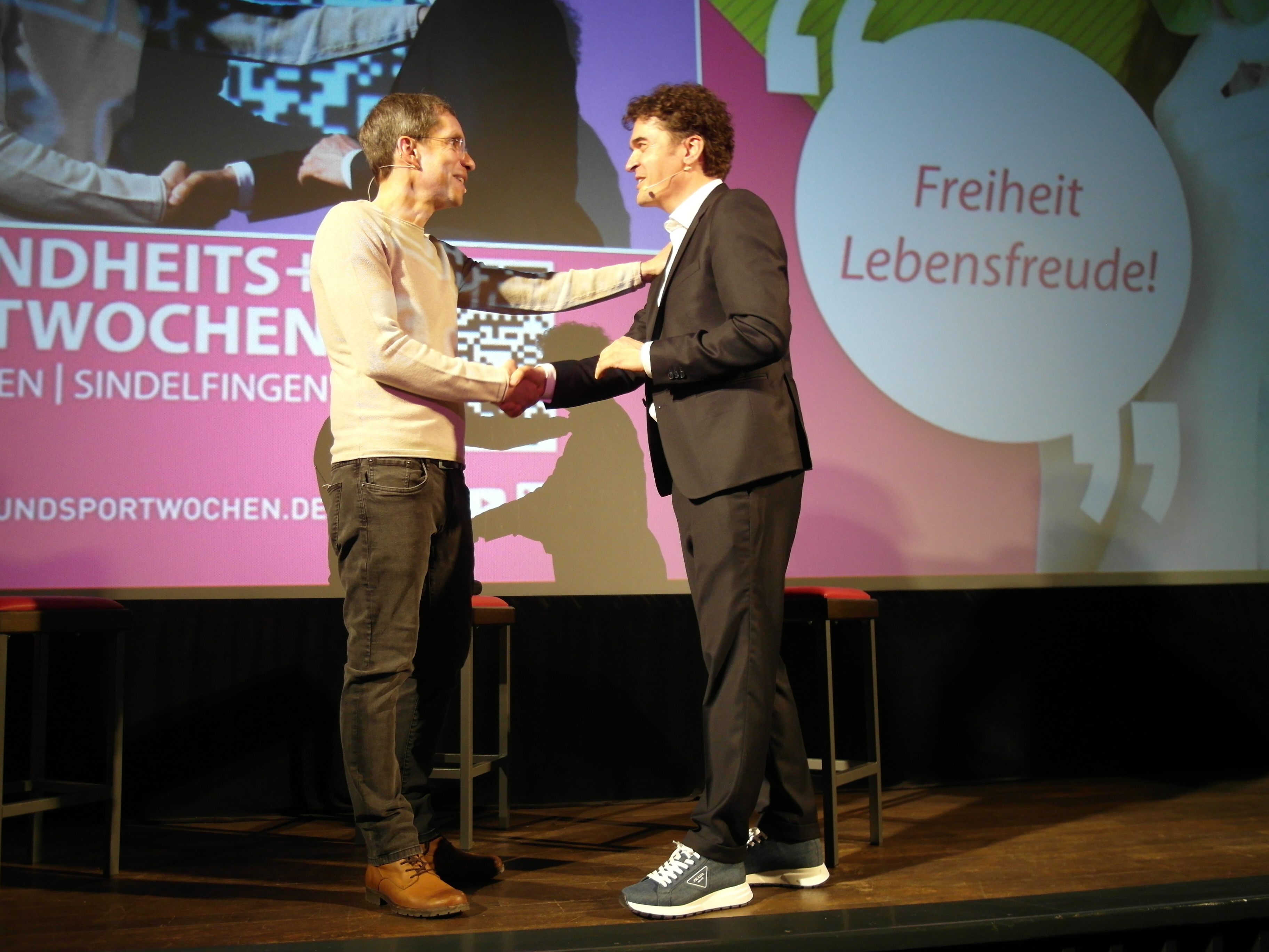 Der Auftritt von Jens Söring (links) im Rahmen der "Gesundheits- und Sportwochen Böblingen/Sindelfingen" von Veranstalter Volker Siegle (rechts) im Böblinger Filmzentrum Bären sorgte bereits im Vorfeld für Ärger.  Bild: Staber