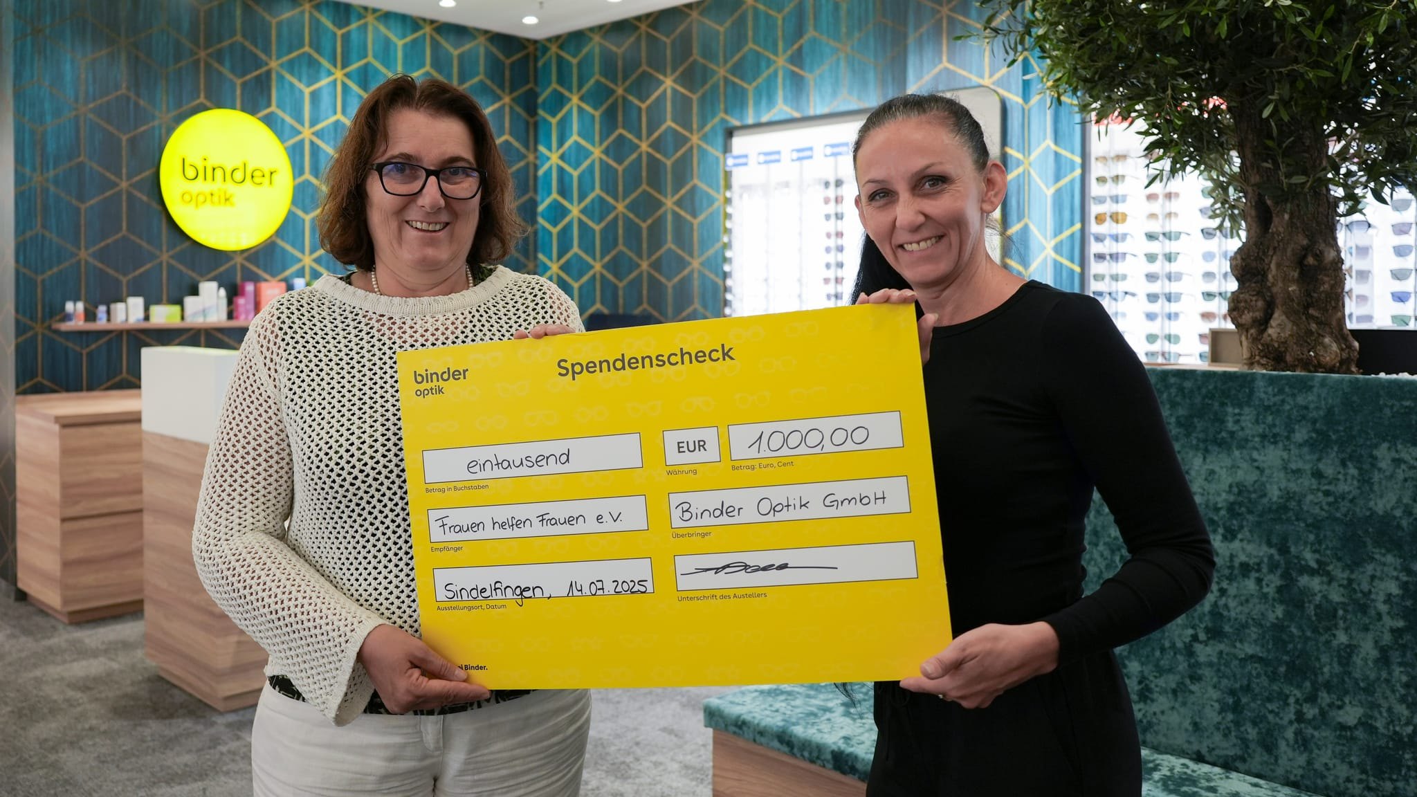 Bei der Spendenübergabe: Monika Becker (links) und Olivija Tadic.