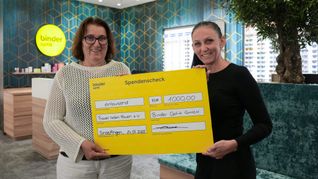 Bei der Spendenübergabe: Monika Becker (links) und Olivija Tadic.