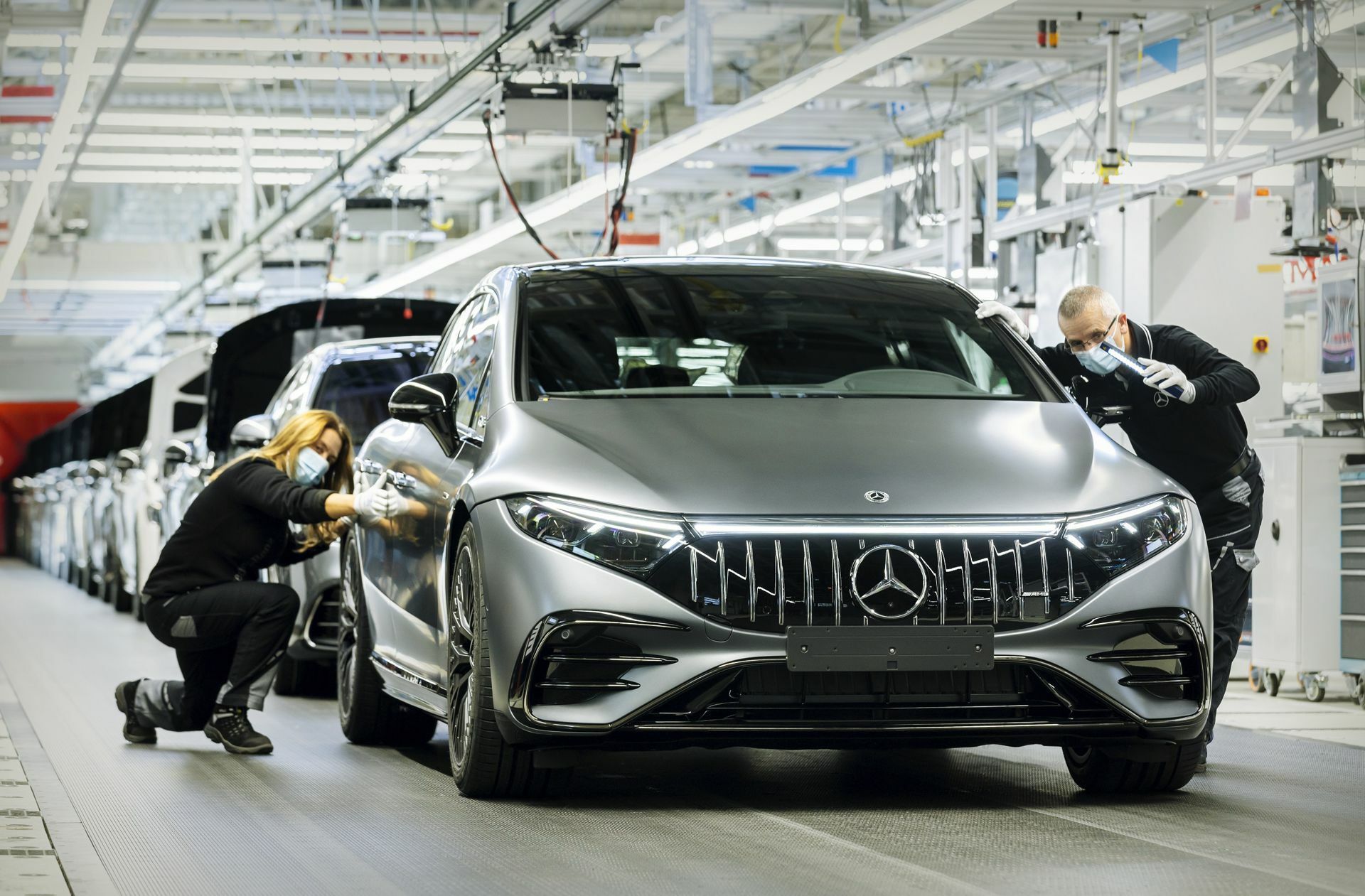 Wie viel zahlt Mercedes-AMG seinen Ingenieuren? Das Bild zeigt die Fertigung eines Mercedes-AMG in Sindelfingen.