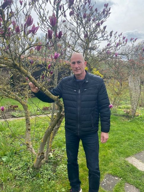 Ronald Schneider, Vorsitzender der Gartenfreunde Goldbach, genießt jede Minute in der Vereins-Anlage. Bild: Elbers