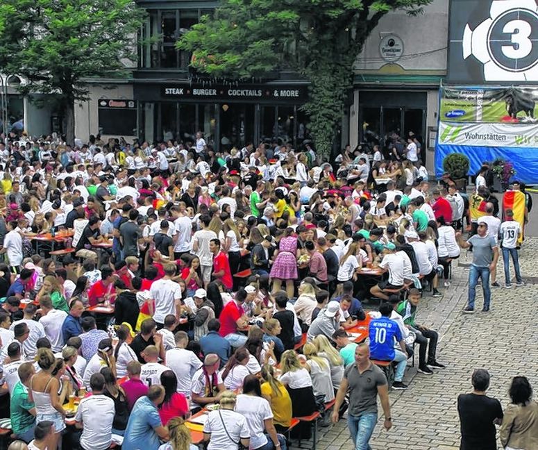 Trotz schwachen Starts der deutschen Elf ist der Wettbachplatz ein Magnet. Bild: SDMG/Dettenmeyer