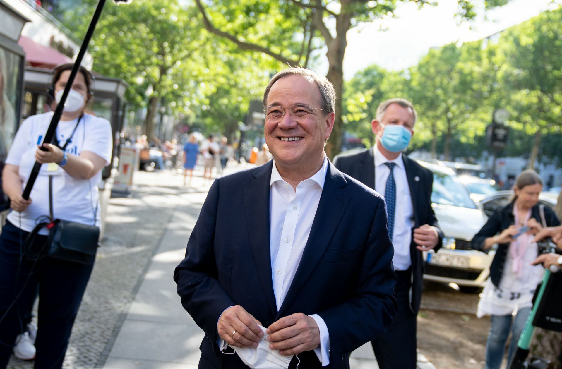 CDU-Kanzlerkandidat und Bundesvorsitzender Armin Laschet macht Wahlkampf. Im Hintergrund sind dabei einige Personen wichtig. Klicken Sie sich durch die Bildergalerie.
 Foto: dpa/Kay Nietfeld