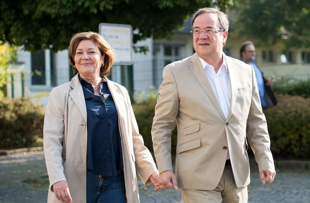 Seine Frau Susanne hat Armin Laschet in einem katholischen Chor kennengelernt. Ihre Familie, ursprünglich aus dem französischsprachigen Teil Belgiens, stellte Aachens  früheren  Bürgermeister Kurt Malangré. Sie brachte Laschet zur CDU.
 Foto: dpa/Marius Becker
